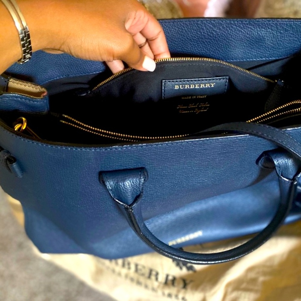 Burberry
Banner Tote Leather and House Check Canvas Large.